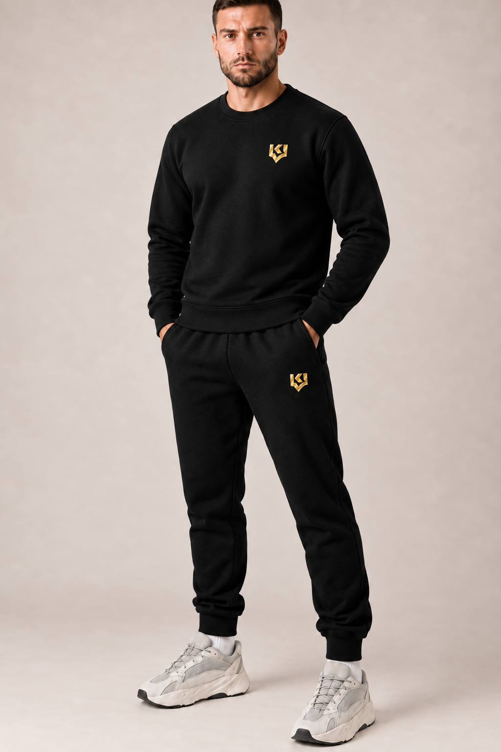 Костюм KIT PERFORMANCE SWEAT BLACK: свитшот без капюшона и брюки, вид в полный рост